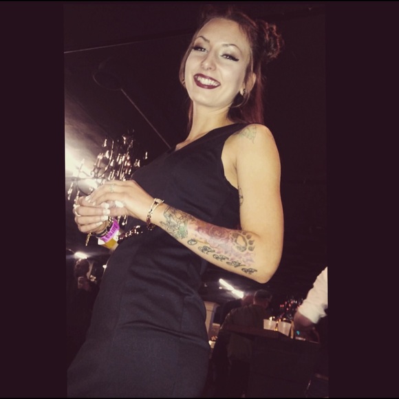 Profile Picture of Taaron Deschner (@teealee) on Poshmark