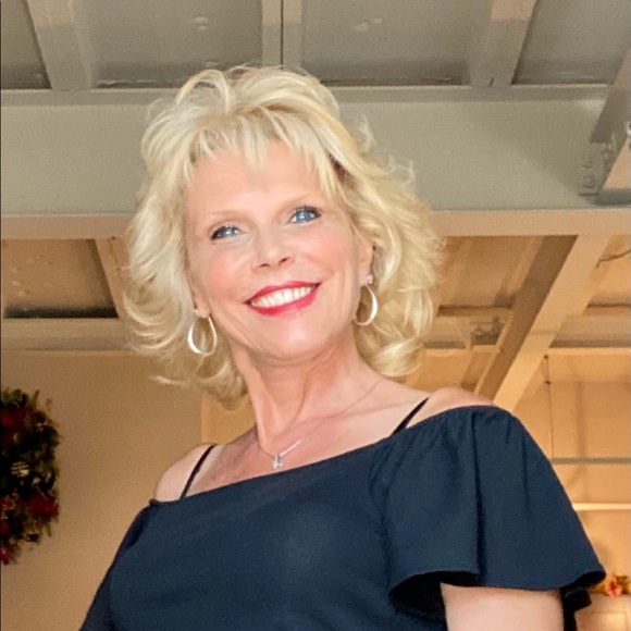 Profile Picture of Cheryl Moyer (@sassnclass35) on Poshmark