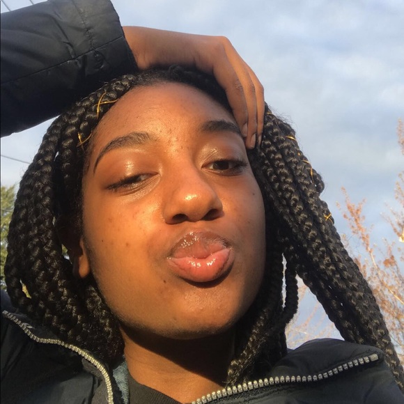 Rasia Little - Poshmark Profile Picture of Rasia Little (@kneecolee2) on Poshmark