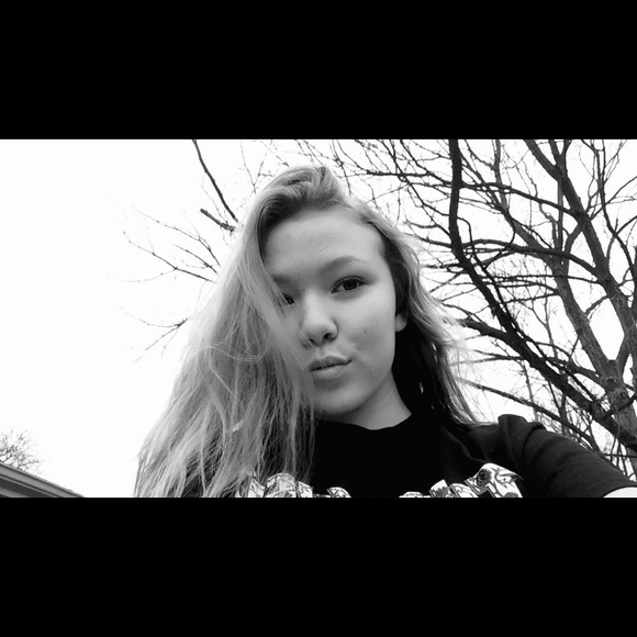 Profile Picture of Dani Coleman (@drenea04) on Poshmark