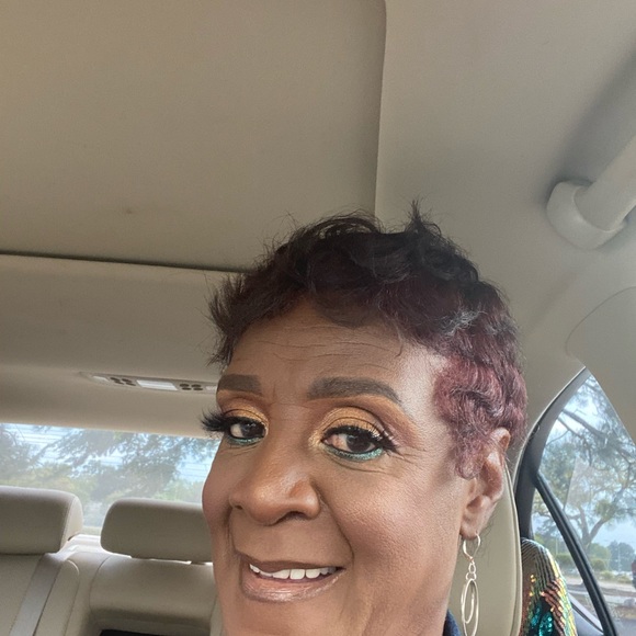 Bertha Douglas - Poshmark Profile Picture of Bertha Douglas (@berthad_1) on Poshmark