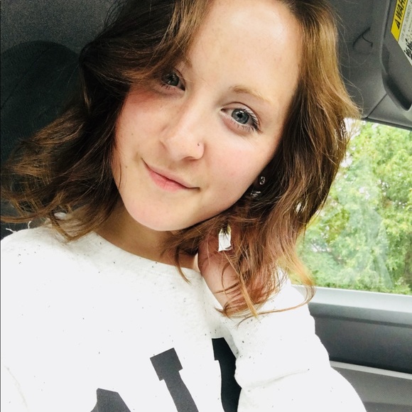 Profile Picture of Dayna Dwyer (@dayna_dwy) on Poshmark