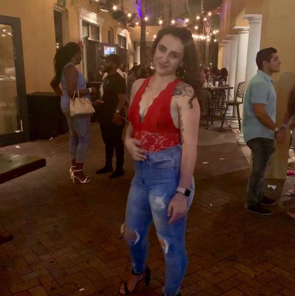 Profile Picture of Alexis Boswell (@alexisboswell18) on Poshmark