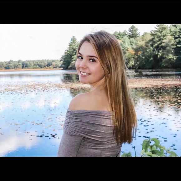Profile Picture of Mia Manning (@miaomanning) on Poshmark