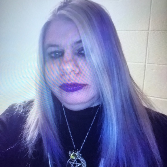 Profile Picture of Robyn Lavey (@robyn80) on Poshmark