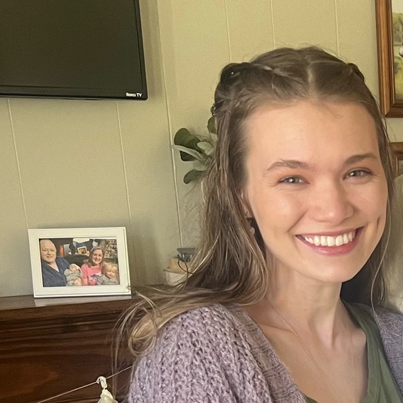 Profile Picture of Sarah Rice (@sarahrice988) on Poshmark
