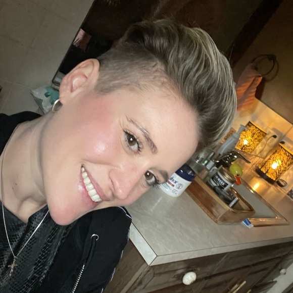 Profile Picture of Alicia Borger (@alicia_marie88) on Poshmark