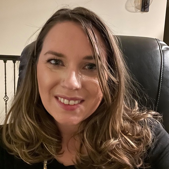 Profile Picture of Angela Tuma (@angelatuma) on Poshmark