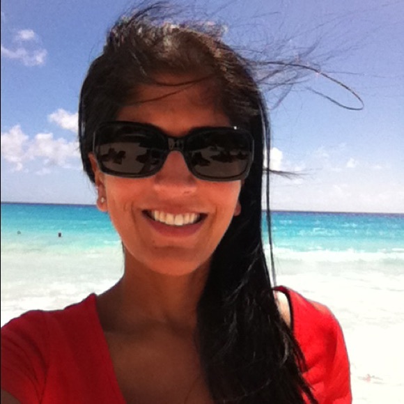 Profile Picture of Evelyn Krasner (@cosachula) on Poshmark