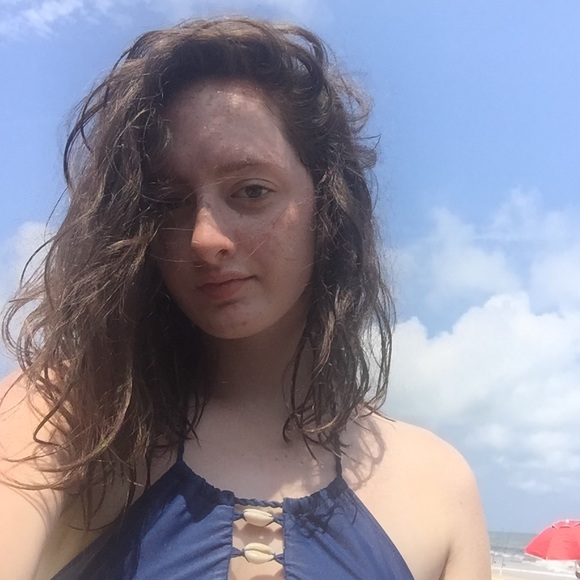 Profile Picture of Maddy Allingham (@maddy_allingham) on Poshmark
