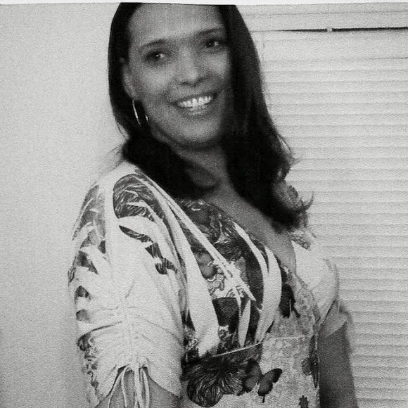 Profile Picture of Veronica Howell (@veronica_howell) on Poshmark