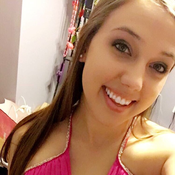 Profile Picture of Taylor Hoffmann (@thoffmann20) on Poshmark