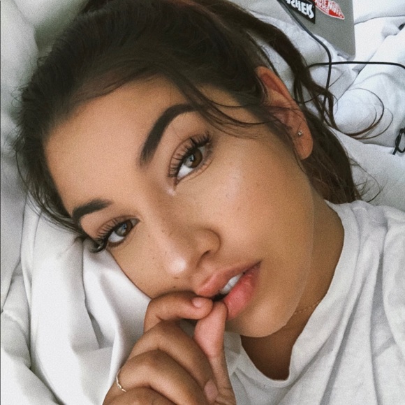 Profile Picture of Annie Vulpis (@annievulp) on Poshmark