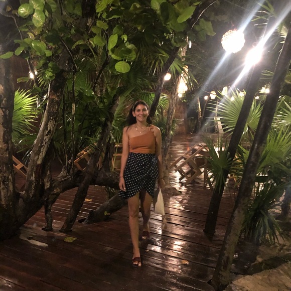Profile Picture of Zeina Menhem (@am_zeinab) on Poshmark