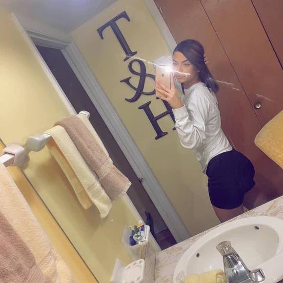 Profile Picture of Bryanna Fewlass (@bryannafewlass) on Poshmark