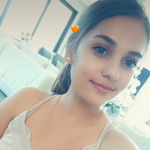 Profile Picture of Caroline Nabbie (@nabbieca) on Poshmark