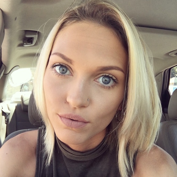 Profile Picture of Lacey Casey (@giveup1) on Poshmark