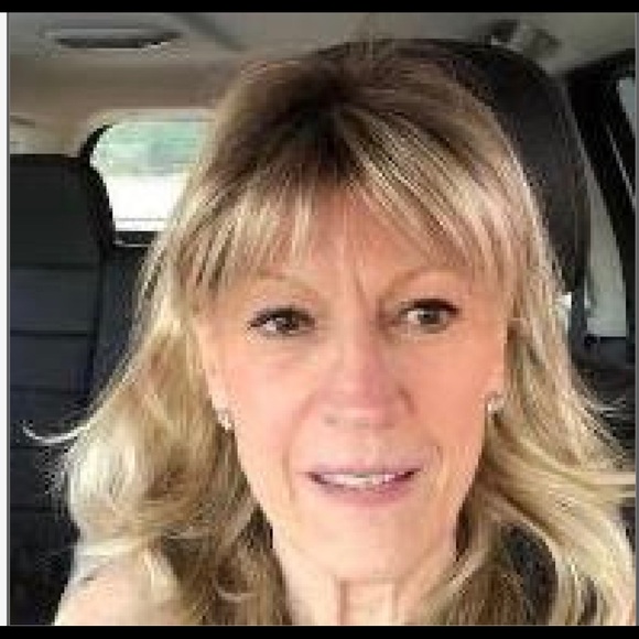 Profile Picture of Bonnie Weiner (@realtorbon) on Poshmark