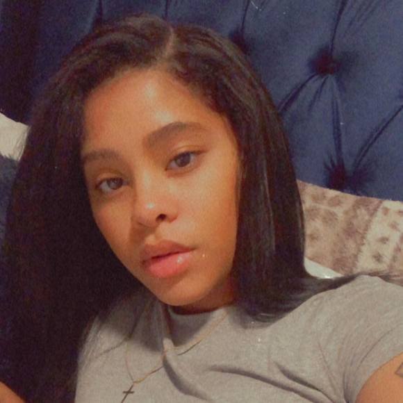 Profile Picture of Bianca Arias (@bianca_arias) on Poshmark