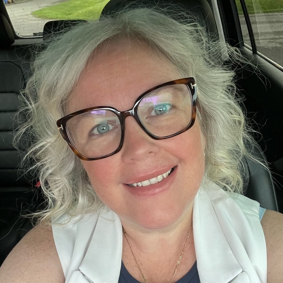 Profile Picture of Darcie Buetow (@darciebuetow) on Poshmark