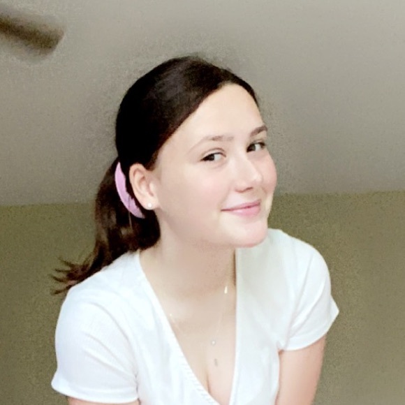 Profile Picture of Julia Floriani (@juulz17) on Poshmark