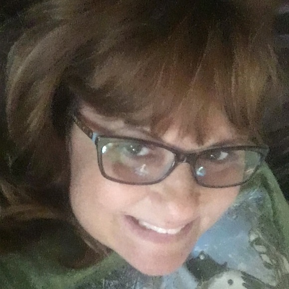 Profile Picture of Lisa Yates (@limaya) on Poshmark