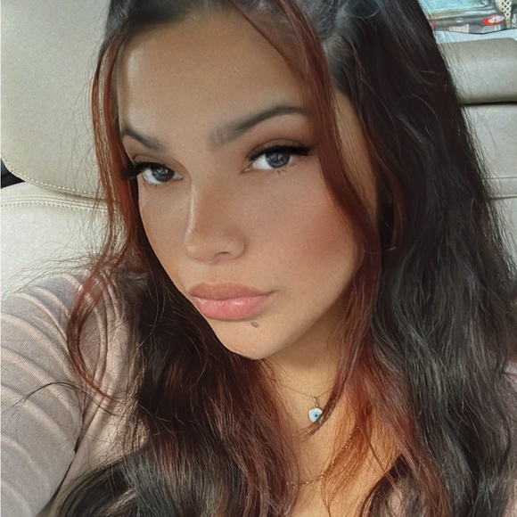 Profile Picture of Valeria Canessa (@valeriacanessa) on Poshmark