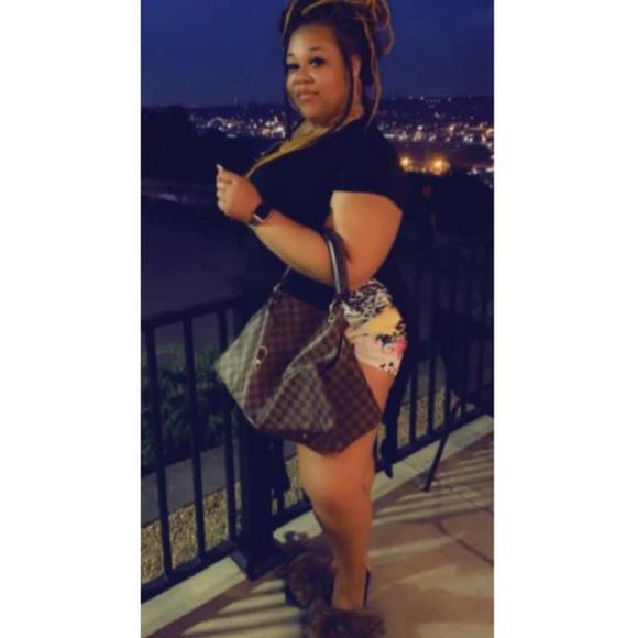 Profile Picture of Ashley Botts (@love_freckles05) on Poshmark