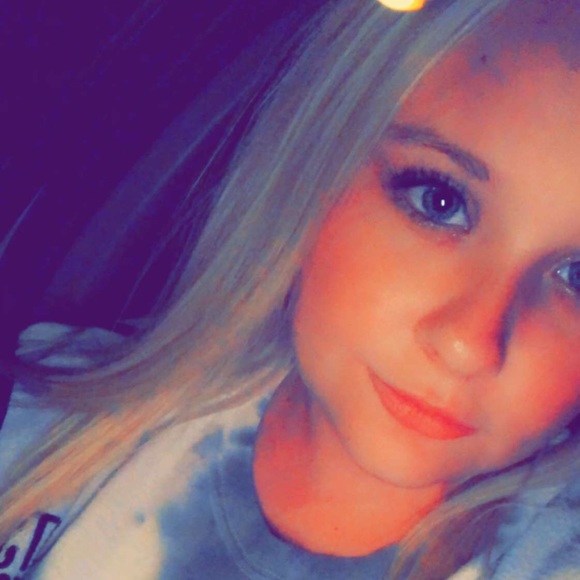 Profile Picture of Tori Lowe (@fflowe97) on Poshmark