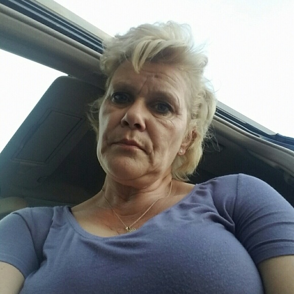 Profile Picture of Ulli Flowerree (@uflower) on Poshmark