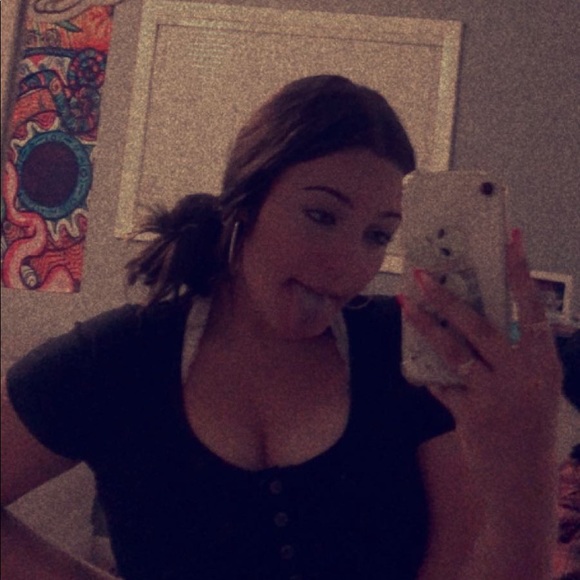 Profile Picture of Bree Hamberger (@breehamberger) on Poshmark