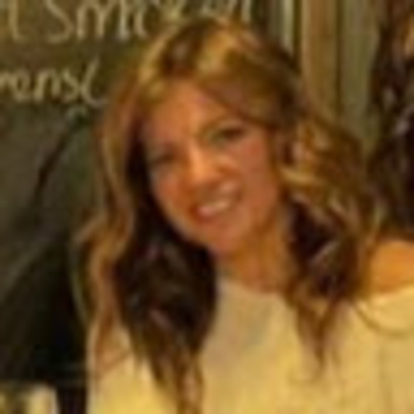 Profile Picture of Robyn Edgell (@robync1014) on Poshmark