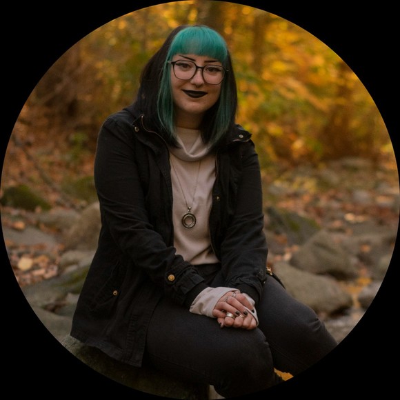 Maggie Treants - Poshmark Profile Picture of Maggie Treants (@mtreants) on Poshmark