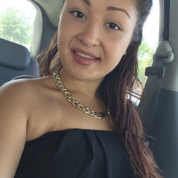 Profile Picture of Danielle Harrell (@danielleh96) on Poshmark