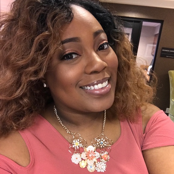 Profile Picture of Candace Shyne (@goldensunshyne) on Poshmark