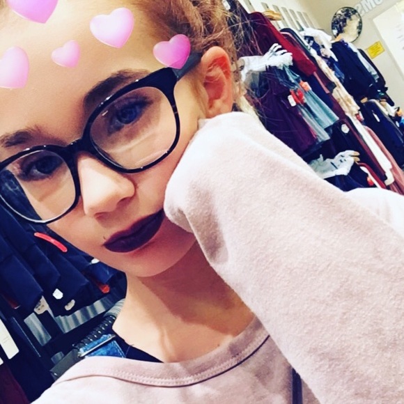 Profile Picture of Zoe Toner (@xoxo_zoey108) on Poshmark