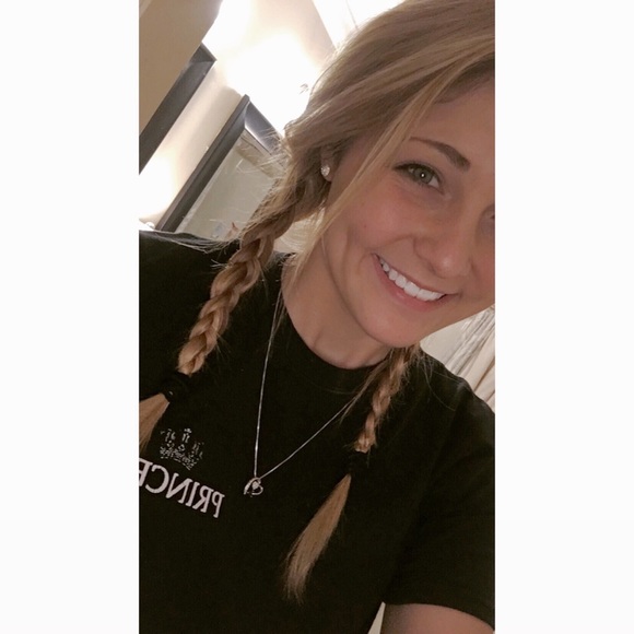 Profile Picture of Jennifer Hyndman (@jenniferlee1727) on Poshmark