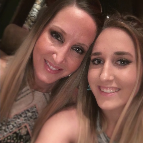 Profile Picture of Megan Hennessey (@meganann9) on Poshmark