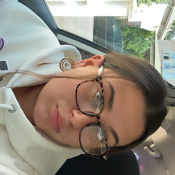 Dominique Raiola - Poshmark Profile Picture of Dominique Raiola (@mindyraiola) on Poshmark