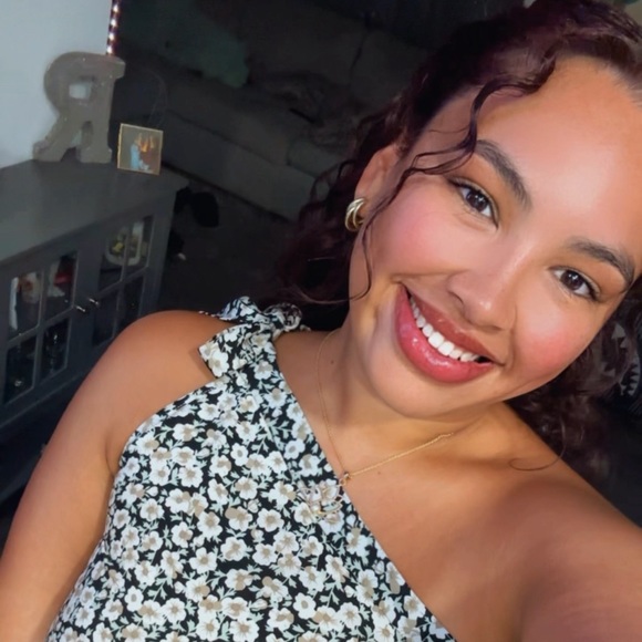 Profile Picture of Gabriela Ramtahalsingh (@gabrielaa0515) on Poshmark