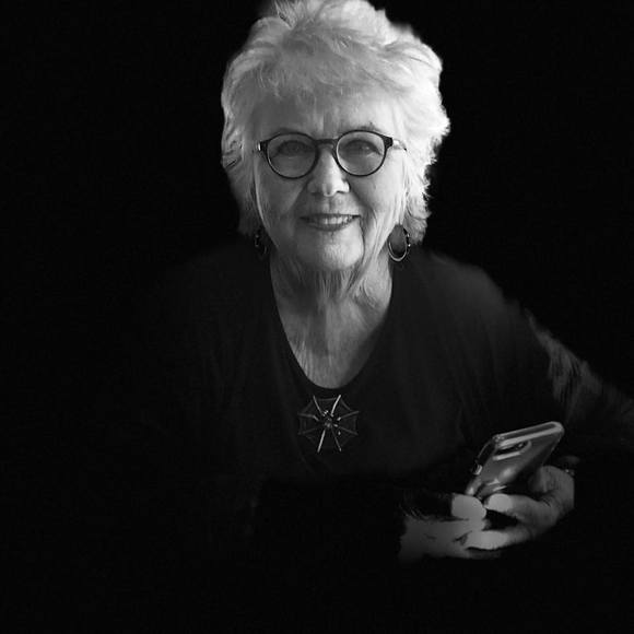 Profile Picture of Vicki Helming (@v930) on Poshmark