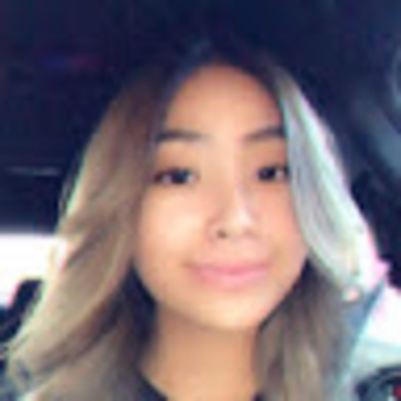 Profile Picture of Vivian Dinh (@viviandinh01) on Poshmark