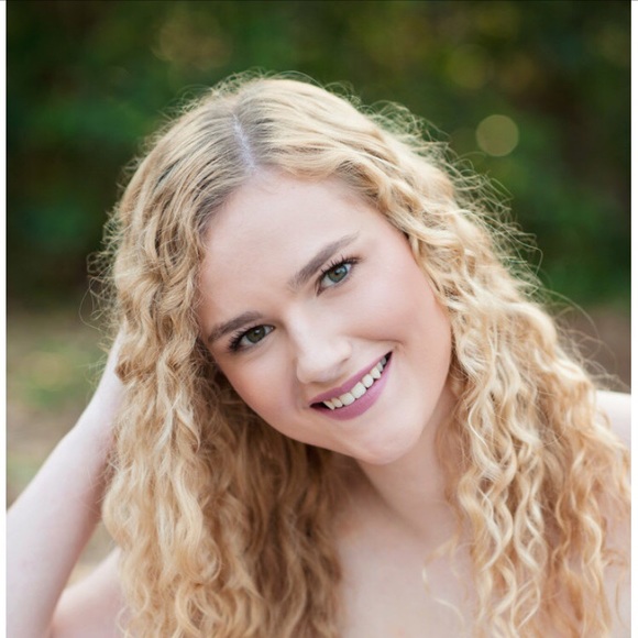 Profile Picture of Audrey Headlee (@audpod11) on Poshmark