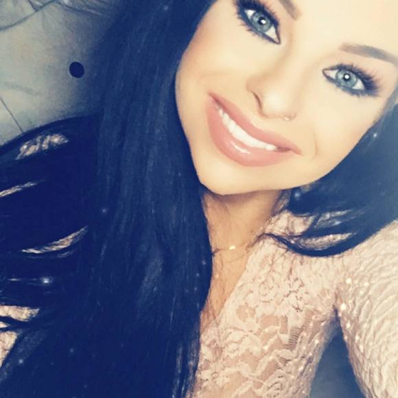 Profile Picture of Whitney Wallenborn (@whitneywallen) on Poshmark