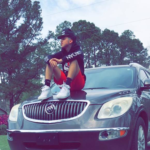 Profile Picture of Manuel Arambulo (@msarambulomejia) on Poshmark