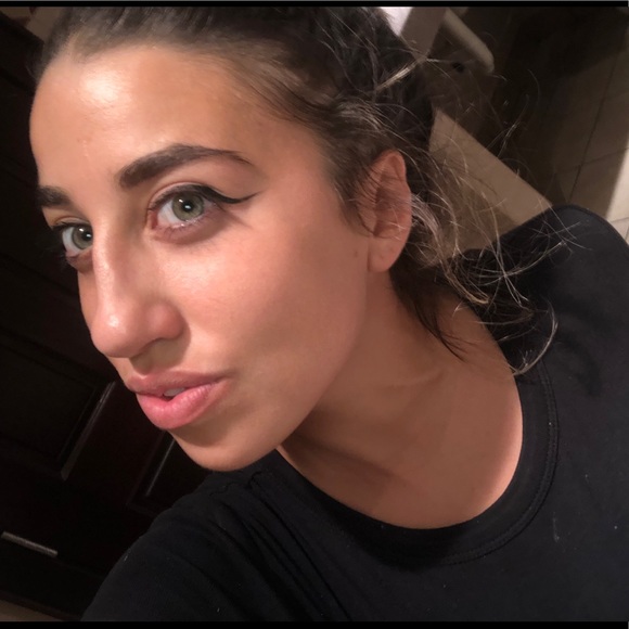 Profile Picture of Tara Sansolo (@taracolesoul) on Poshmark