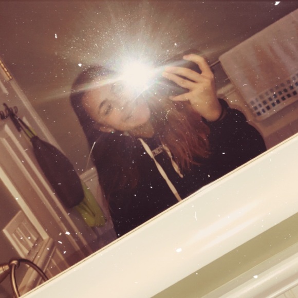 Profile Picture of Crystal Andrade (@crystalandr17) on Poshmark