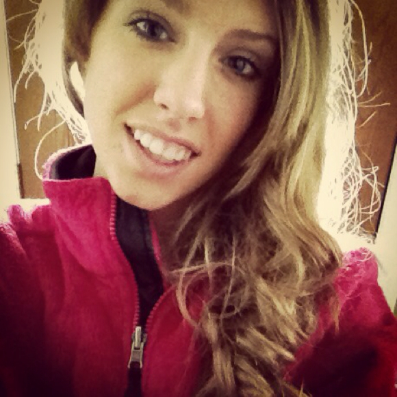 Profile Picture of Laura Manning (@lauramanning) on Poshmark
