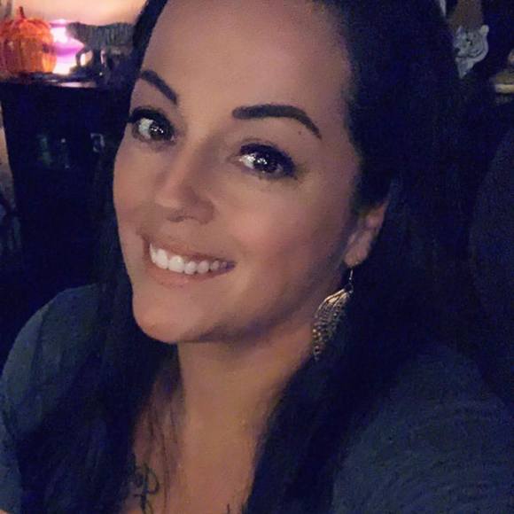 Profile Picture of Tia Hendricks (@tiahendricks842) on Poshmark