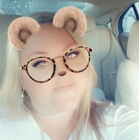 Profile Picture of Nicole Blevins (@iamnicoleb) on Poshmark